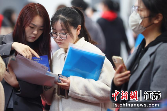 前来应聘的大学生查看招聘信息。中新社记者 泱波 摄 前来应聘的大学生查看招聘信息。中新社记者 泱波 摄