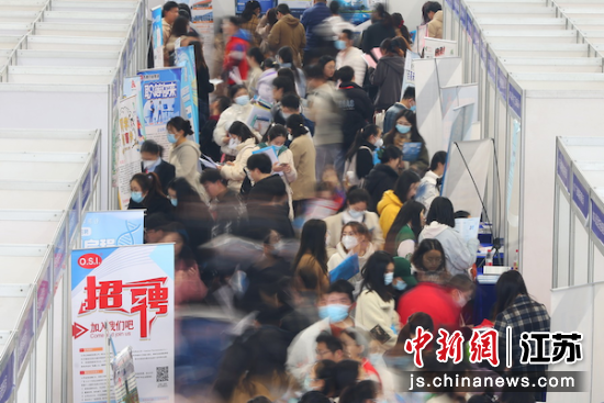 招聘会现场人头攒动。 中新社记者 泱波 摄 招聘会现场人头攒动。 中新社记者 泱波 摄