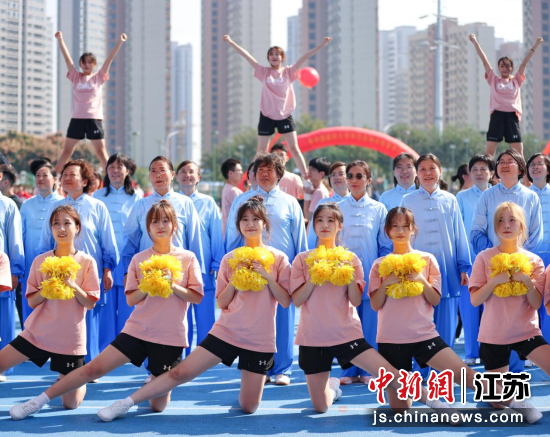 大学生进行啦啦操表演。崔嘉跃 摄 大学生进行啦啦操表演。崔嘉跃 摄