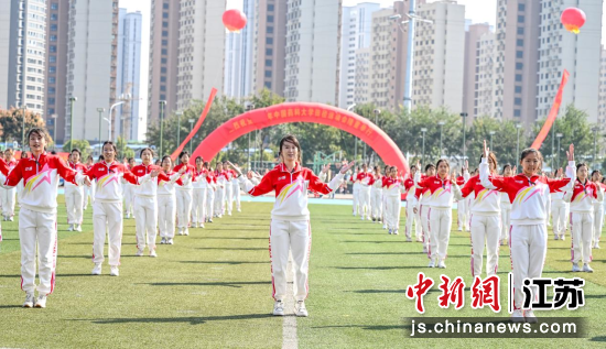 大学生在运动会上展示特色体育课程内容。崔嘉跃 摄 大学生在运动会上展示特色体育课程内容。崔嘉跃 摄